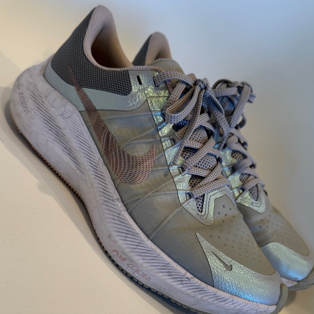 Nike Women's Athletic Shoes in Light Pink/Silver and Gray